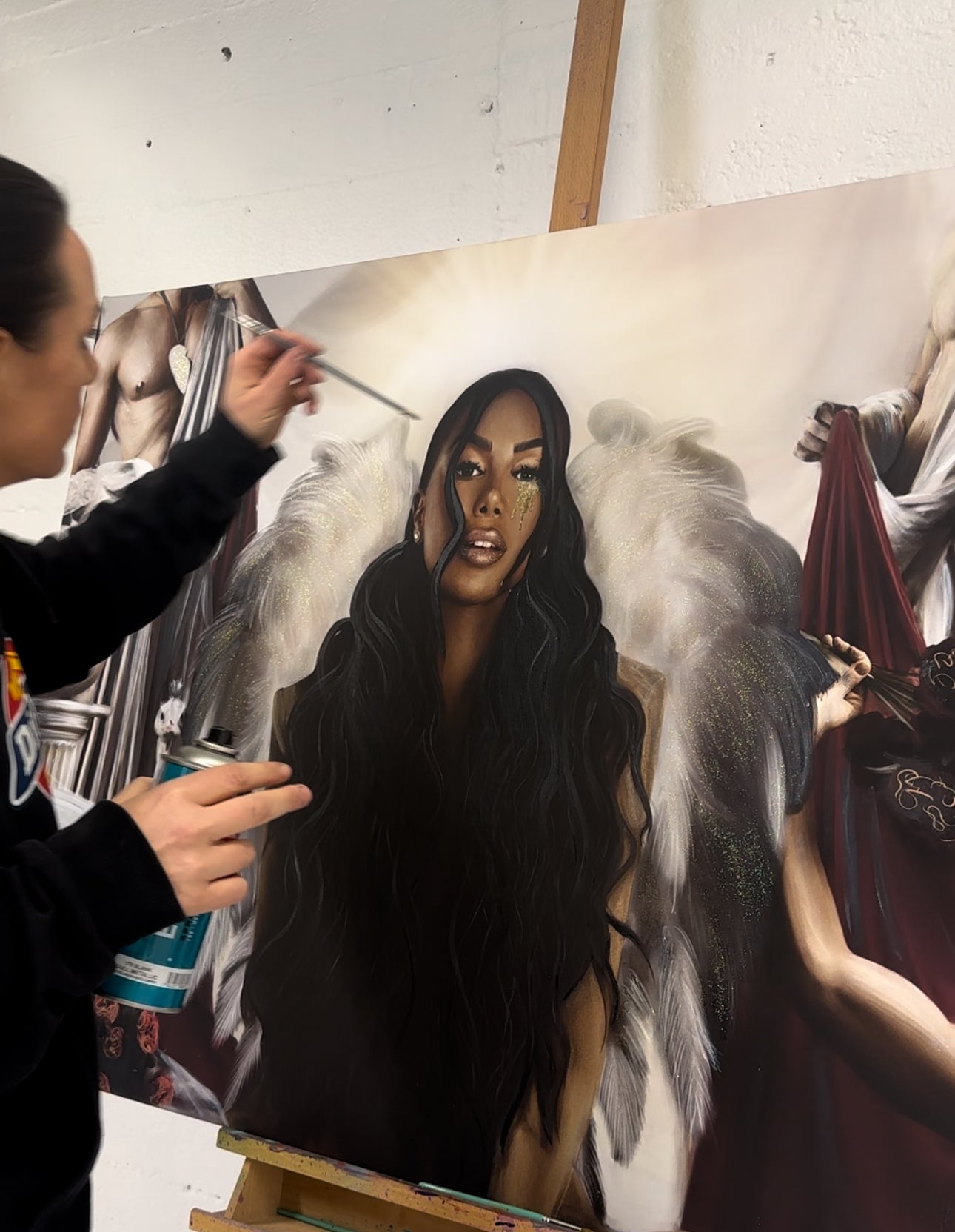 Linn Wold arbeider med et kunstverk i atelieret